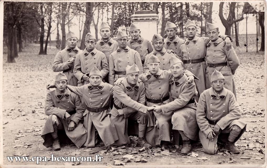 BESANÇON - Chamars - Groupe de militaires du 1er Régiment de Génie devant la statue de Pajol, en 1931.